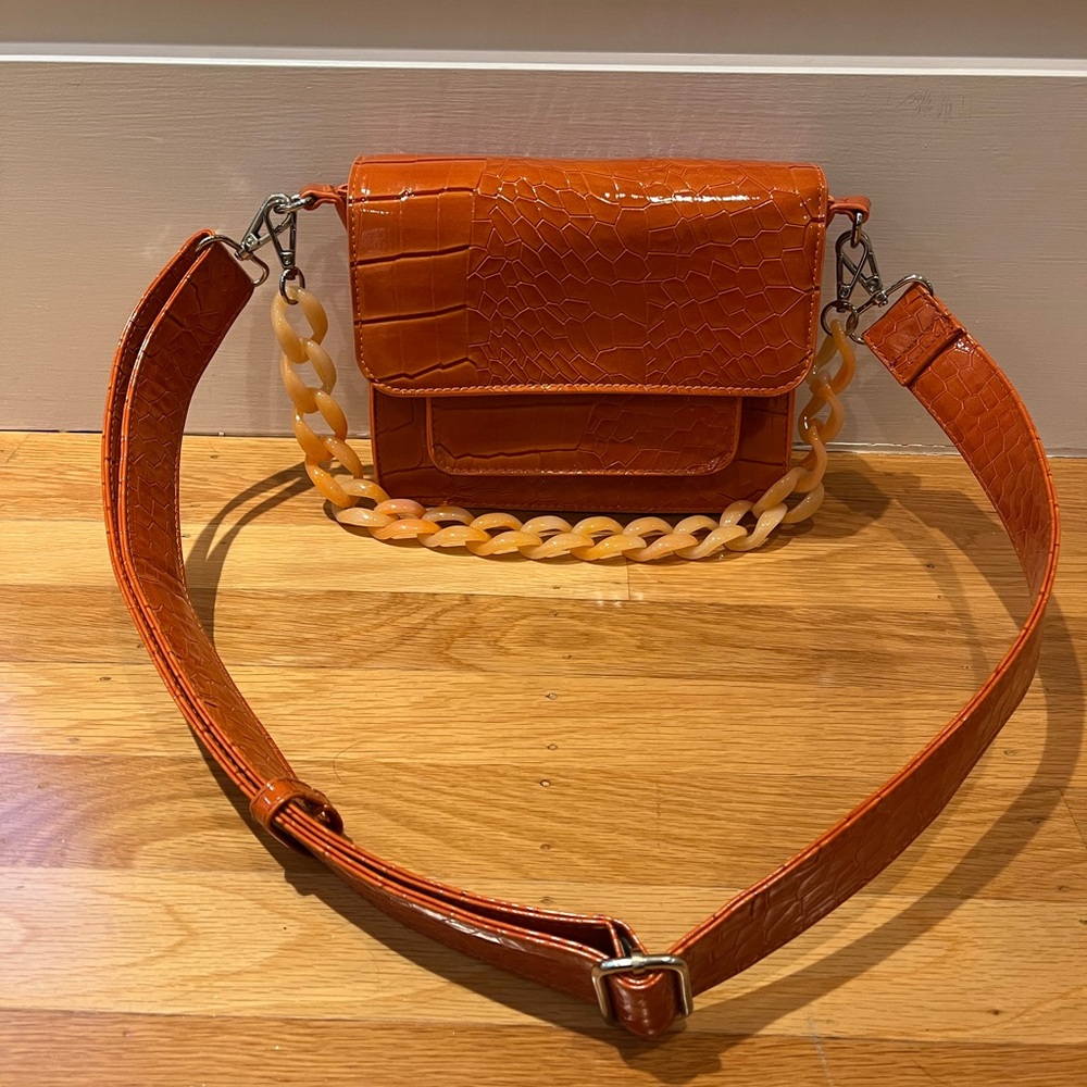 Hvisk woman’s bag in Orange with bag charm